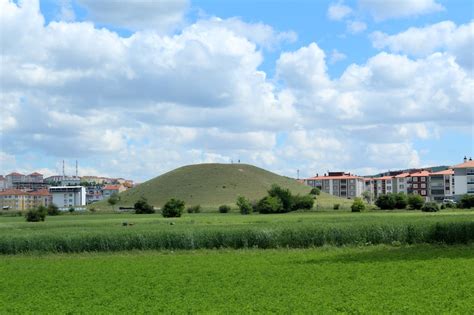  Bingling Sıra Mağaraları: Tarihin Derinliklerinde Bir Yolculuk ve Mimari Harikalar!